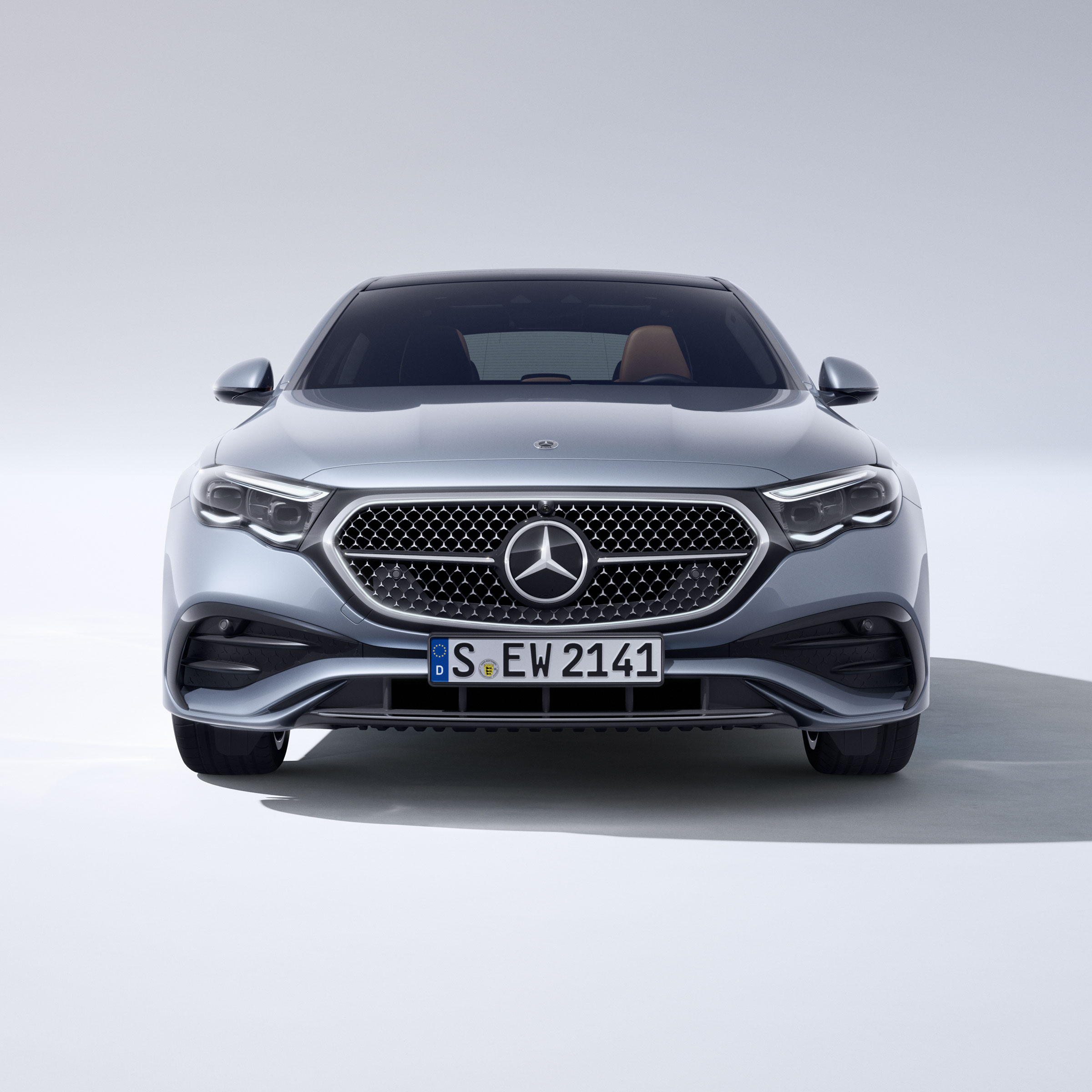 Eine Frontansicht der E-Klasse Limousine von Mercedes-Benz.