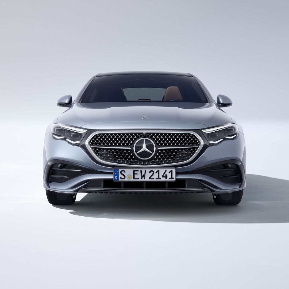 Eine Frontansicht der E-Klasse Limousine von Mercedes-Benz.