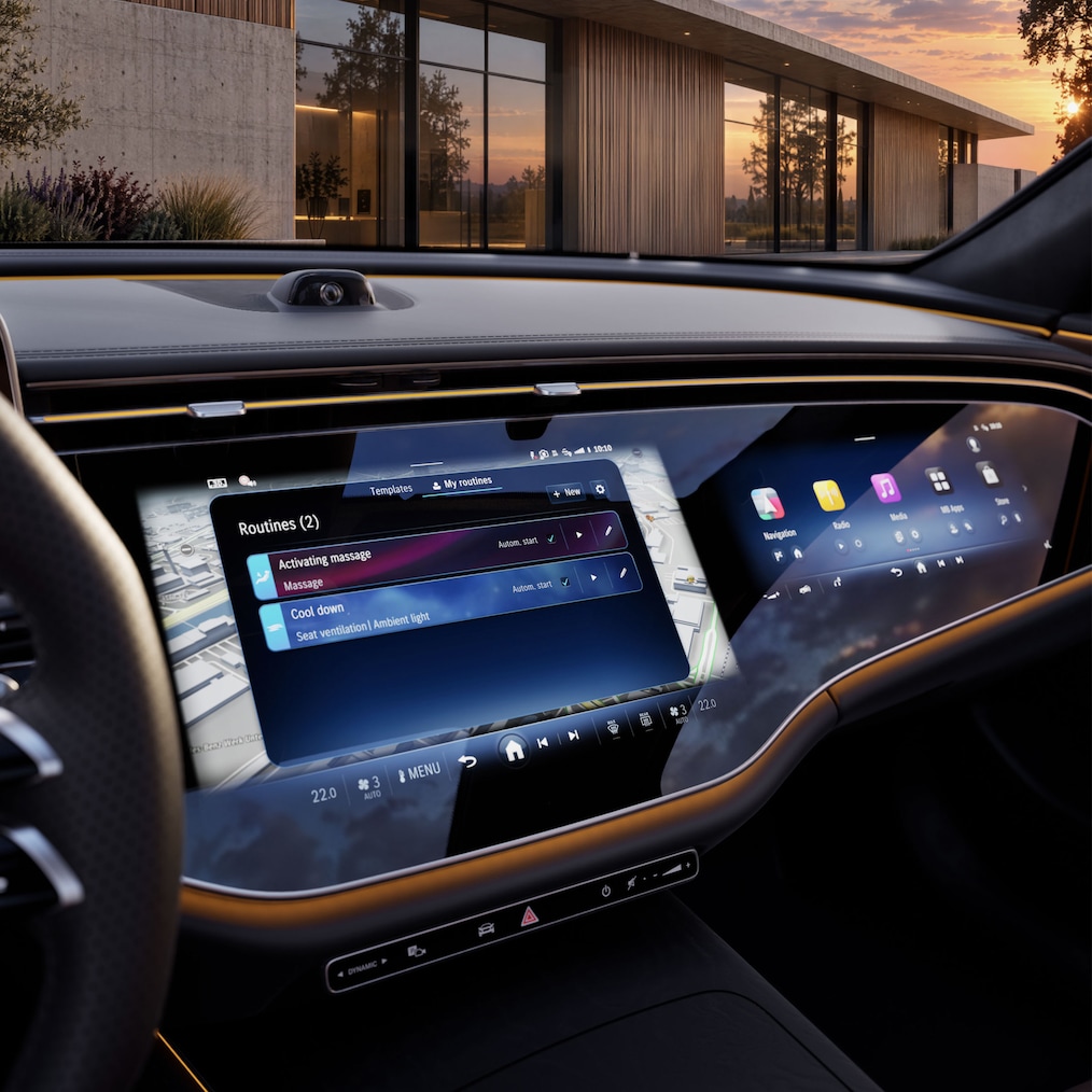 Ein Blick auf das breite Display der Mercedes-Benz E-Klasse Limousine mit angezeigten Routinen.