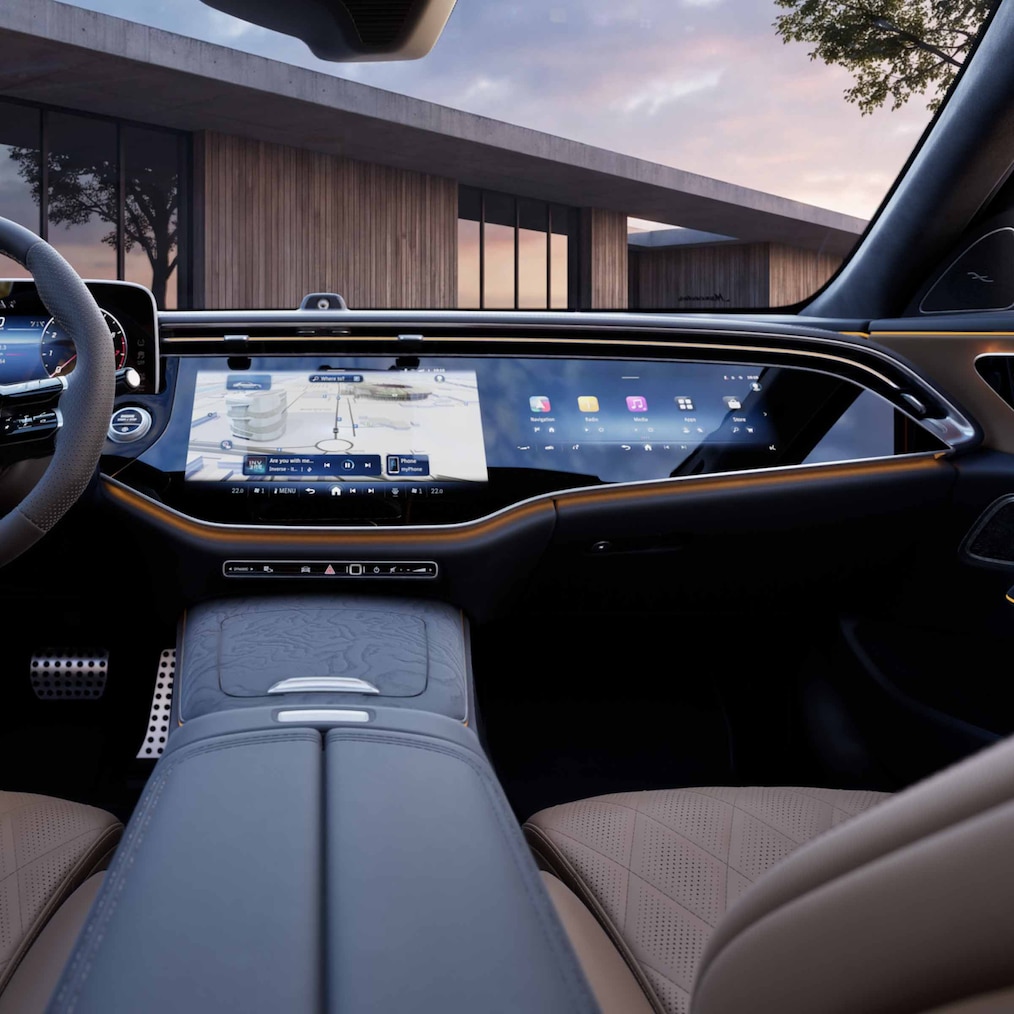 MBUX Superscreen mit Selfie- und Videokamera in der E-Klasse Limousine von Mercedes-Benz.