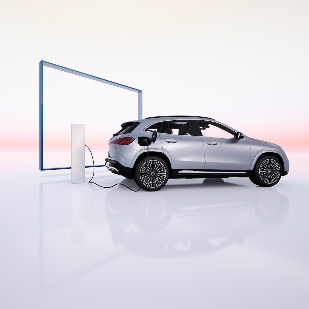 Blick auf einen Mercedes-Benz EQA, der an einer Ladestation steht.