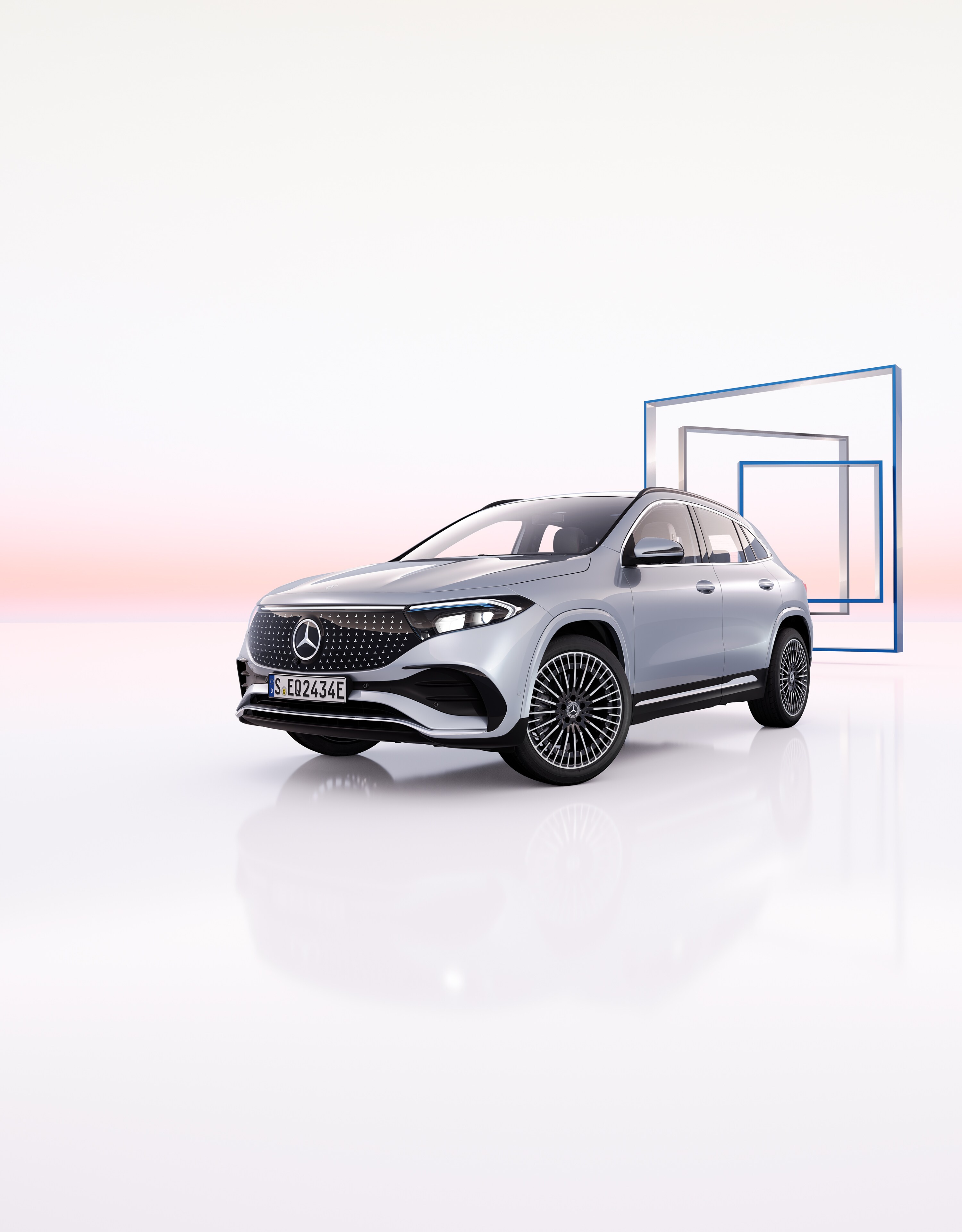 Ein silberner EQA von Mercedes-Benz in Hightechsilber in einer Seitenansicht vor metallenen Quadraten.