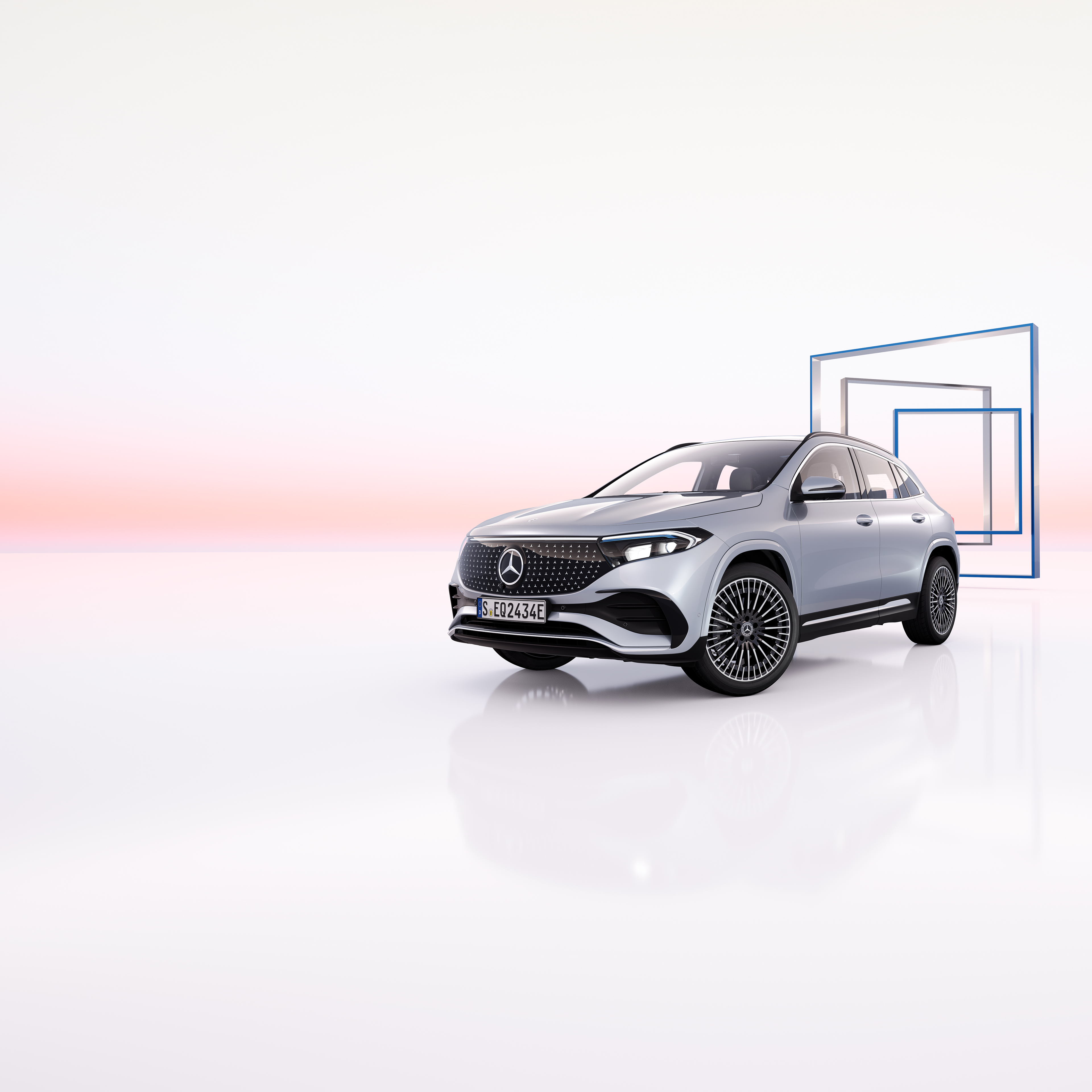 EQA | Mercedes-Benz. Ein silberner EQA von Mercedes-Benz in Hightechsilber in einer Seitenansicht vor metallenen Quadraten.