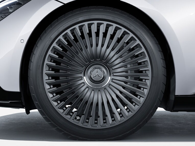 Eine Felge der Mercedes-AMG EQE Limousine.