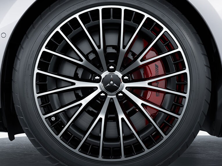 Eine Felge der Mercedes-AMG EQE Limousine mit rot lackierten Bremssätteln.