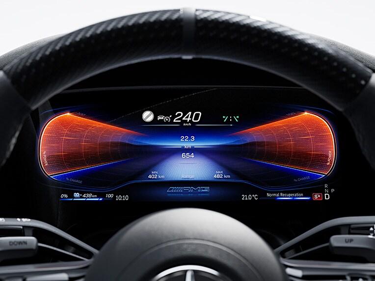 Eine Darstellung des AMG Driver's Package für die Mercedes-AMG EQE Limousine.