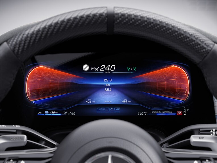 Eine Darstellung des AMG DYNAMIC PLUS Pakets in der Mercedes-AMG EQE Limousine.