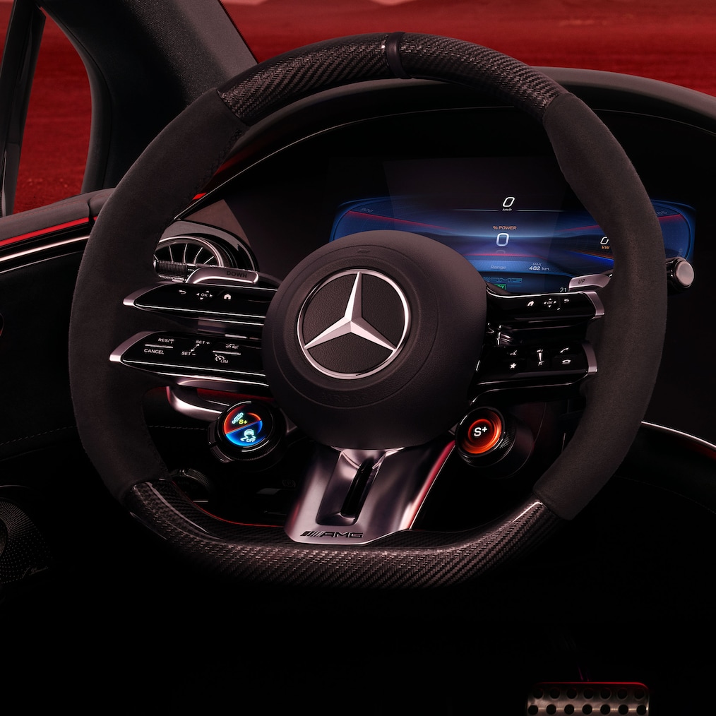 Die AMG Lenkradtasten im Interieur der Mercedes-AMG EQE Limousine.
