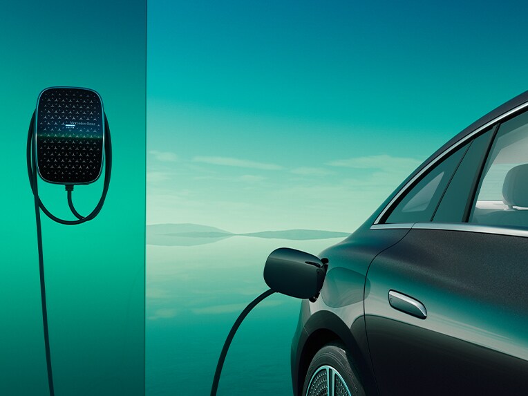 Die EQE Limousine von Mercedes-Benz lädt an einer Mercedes-Benz Wallbox.