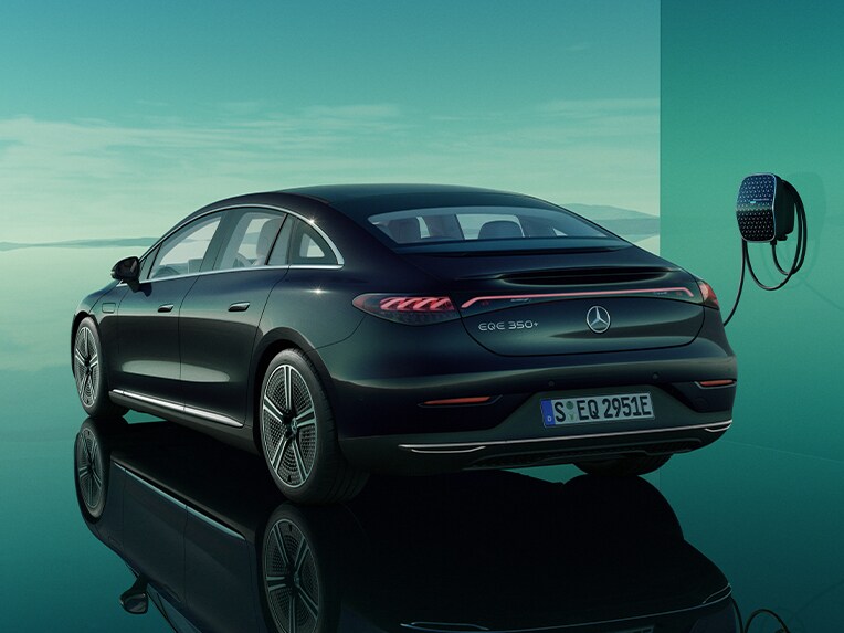 Laden im Winter mit der EQE Limousine von Mercedes-Benz.