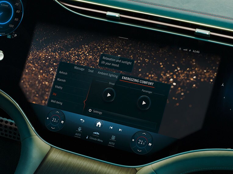 Die Anzeige des ENERGIZING-Pakets Plus auf einem Display in der EQE Limousine von Mercedes-Benz.