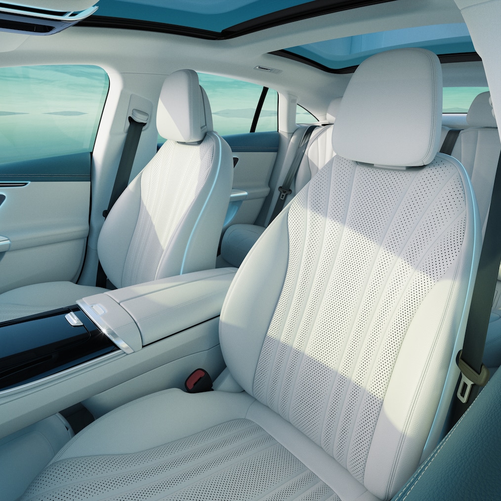 Die Multikontursitze für Fahrer und Beifahrer in der EQE Limousine von Mercedes-Benz.