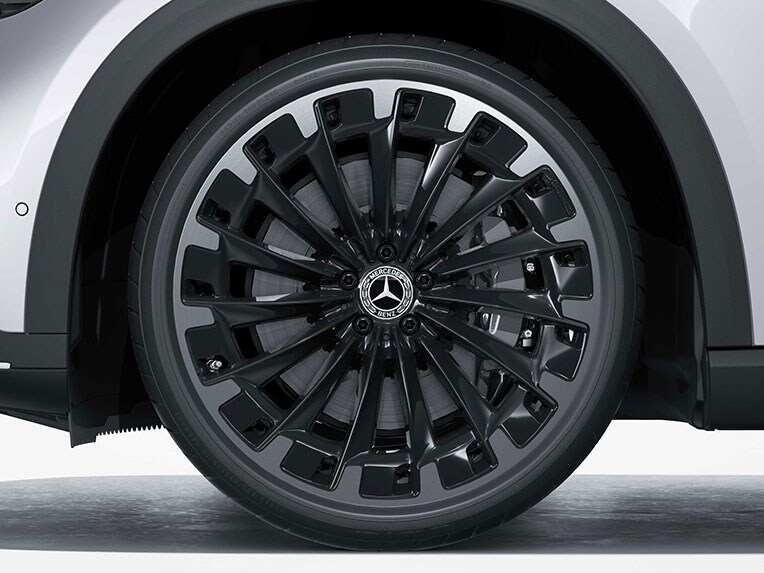Die 55,9 cm (22") AMG Leichtmetallräder im Vielspeichen-Design für den Mercedes-AMG EQE SUV.