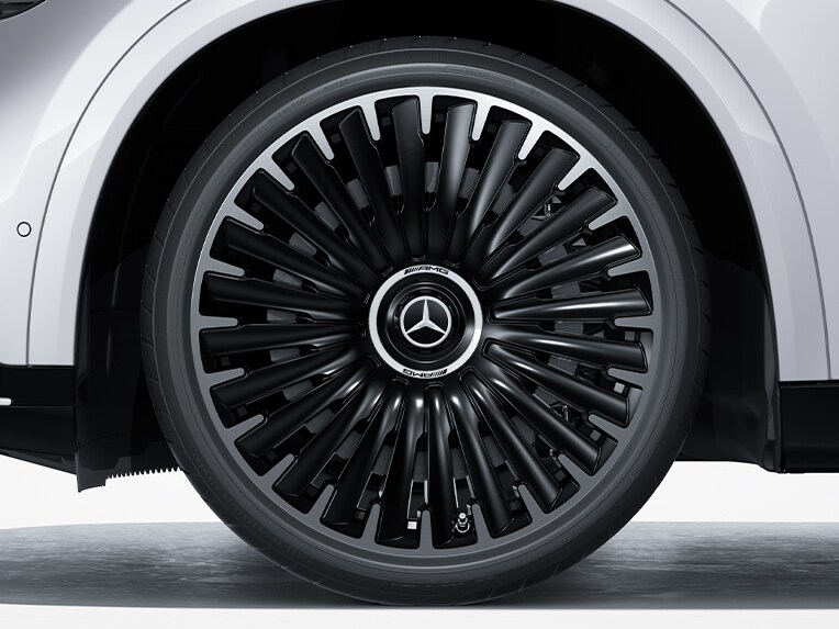 Die 55,9 cm (22") AMG Leichtmetallräder im Vielspeichen-Design für den Mercedes-AMG EQE SUV.