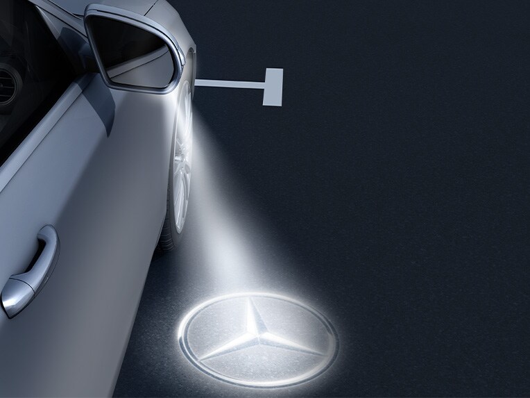 Der Mercedes-AMG EQE SUV mit Ambientebeleuchtung und Projektion des Markenlogos.