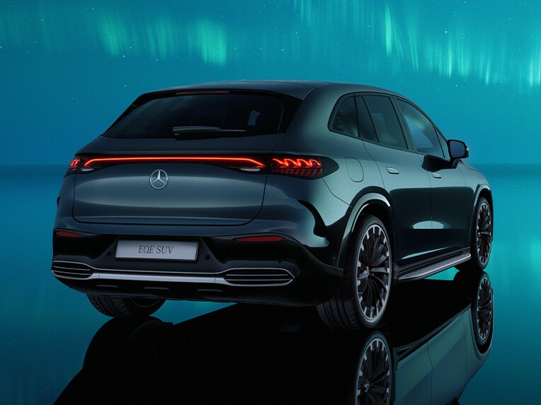 Der EQE SUV von Mercedes-Benz in einer Heckansicht.