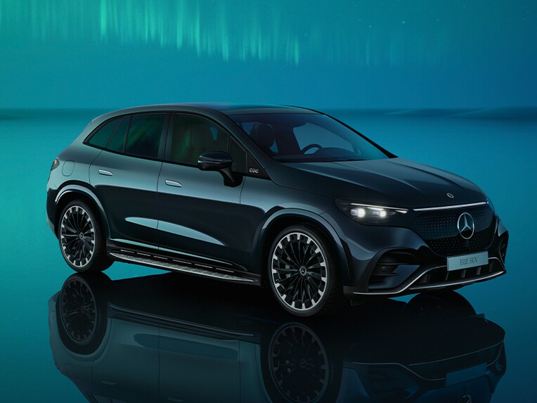 Der EQE SUV von Mercedes-Benz in einer seitlichen Frontansicht.