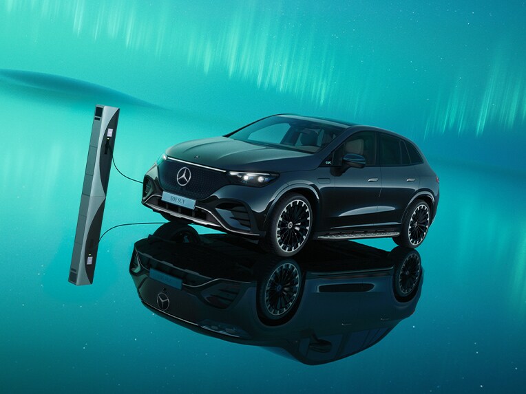 Der EQE SUV von Mercedes-Benz an einer öffentlichen Ladestation.