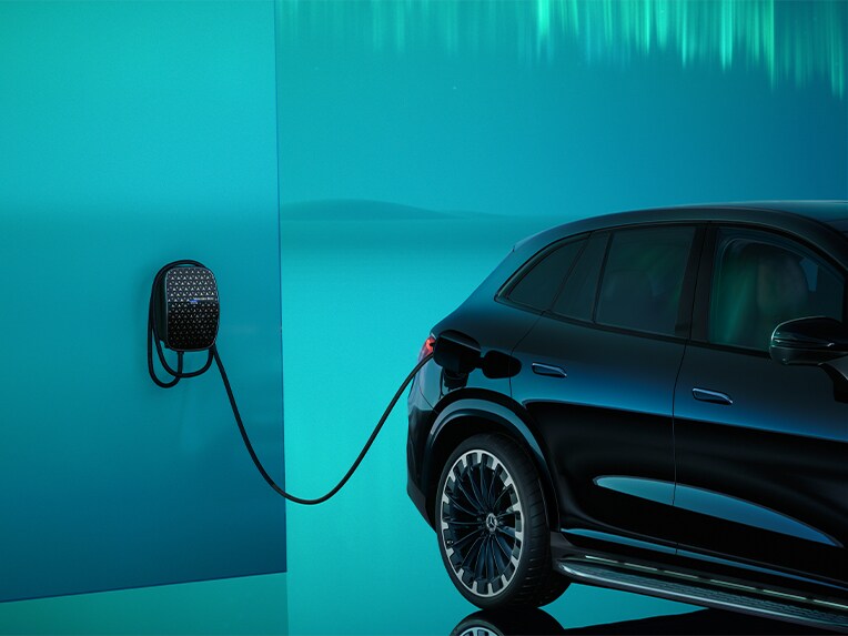 Eine Mercedes-Benz Wallbox an einer Wand.