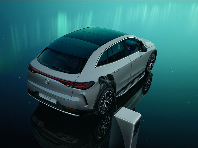 Laden im Winter mit dem EQE SUV von Mercedes-Benz.