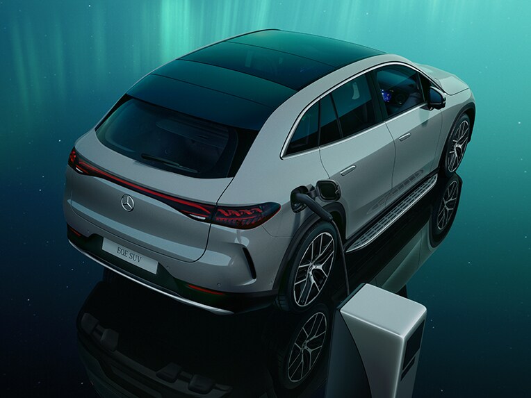 Der EQE SUV von Mercedes-Benz an einer Ladestation.