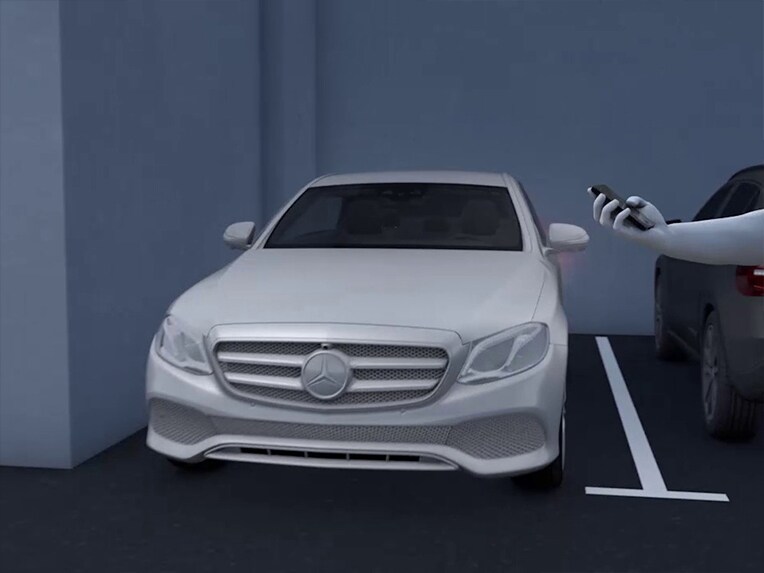 Eine grafische Darstellung des Park-Paket mit Remote-Parkfunktionen im EQE SUV von Mercedes-Benz.