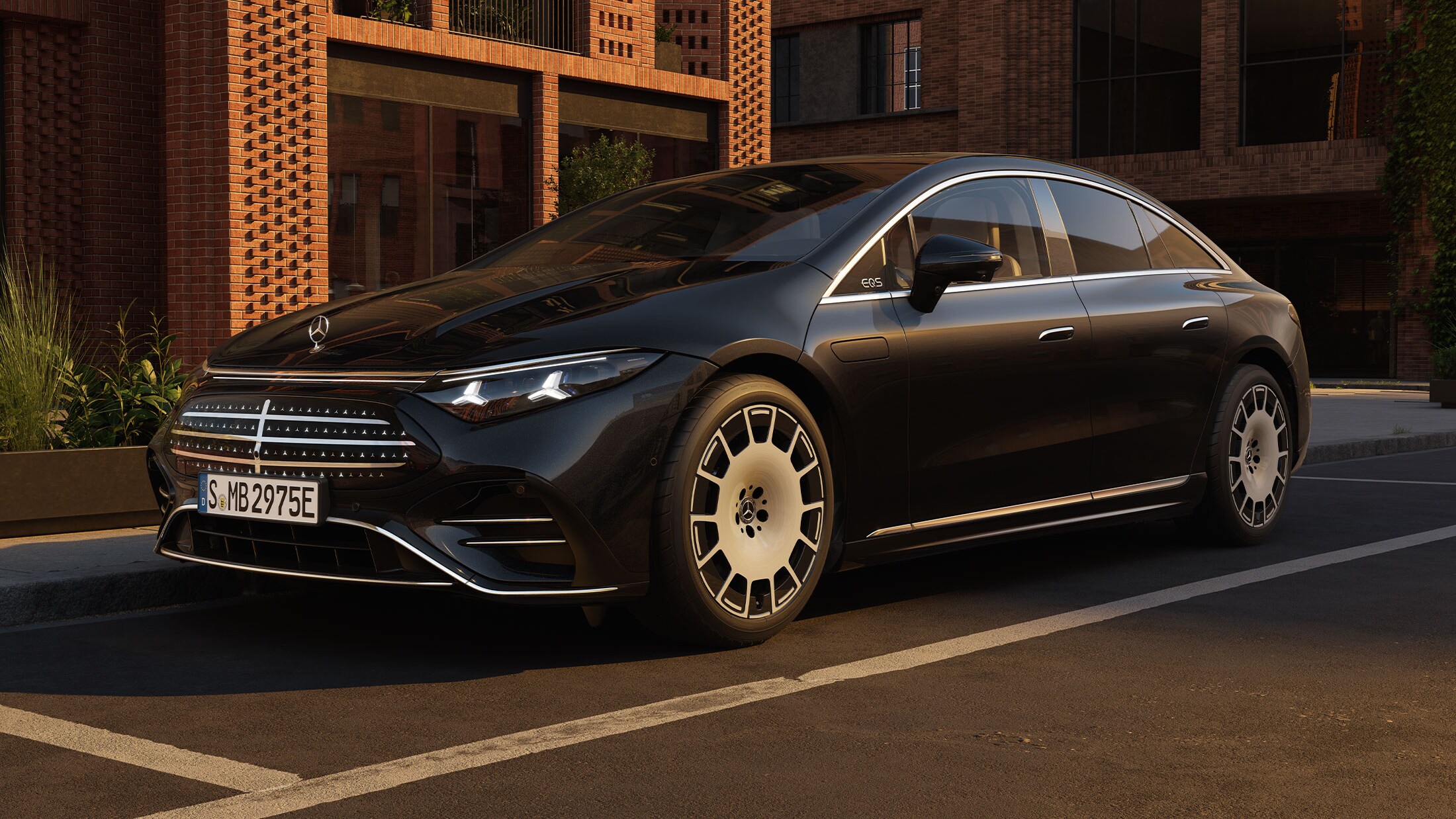 Die EQS Limousine ladend.