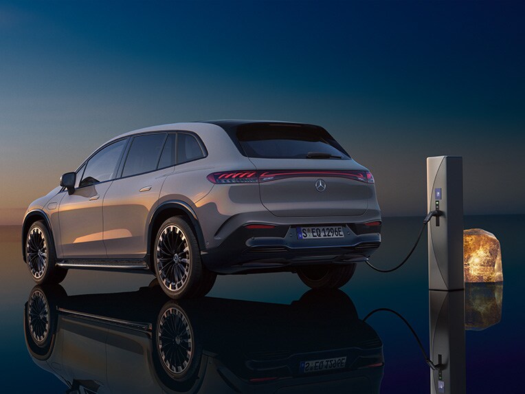 Der EQS SUV in Seitenansicht während eines Ladevorgangs an einer IONITY Ladestation.