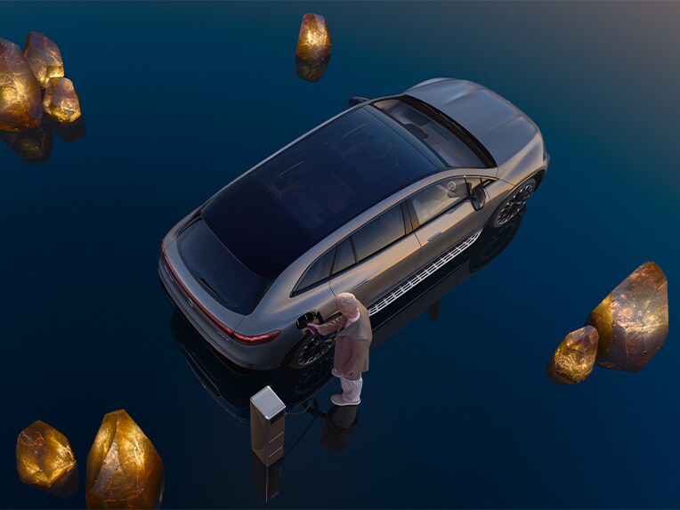Der EQS SUV aus der Vogelperspektive.