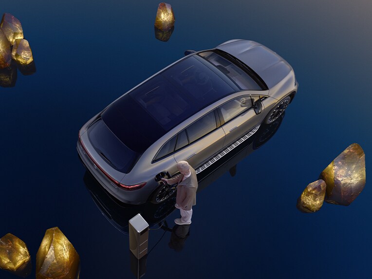 Laden im Winter mit dem EQS SUV von Mercedes-Benz.