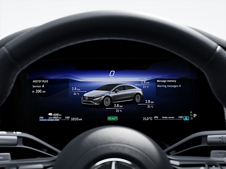 Das Fahrassistenz-Paket Plus in der EQS Limousine von Mercedes-Benz.
