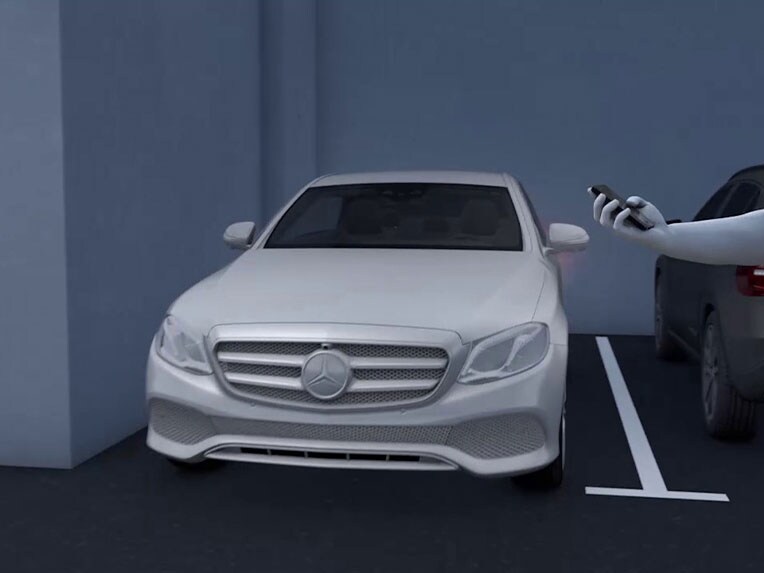 Das Park-Paket mit Remote-Parken funktioniert in der EQS Limousine von Mercedes-Benz.