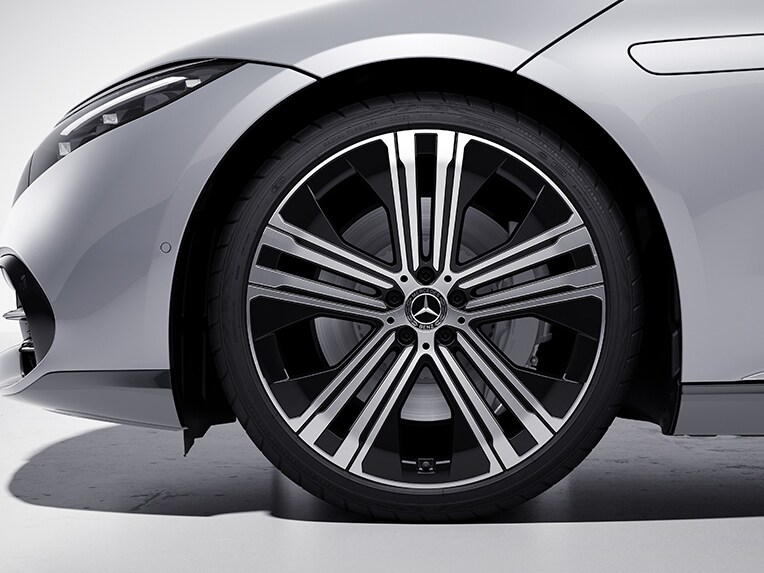 Die 55,9 cm (22") Leichtmetallräder im 5-Doppelspeichen-Design der EQS Limousine von Mercedes-Benz.