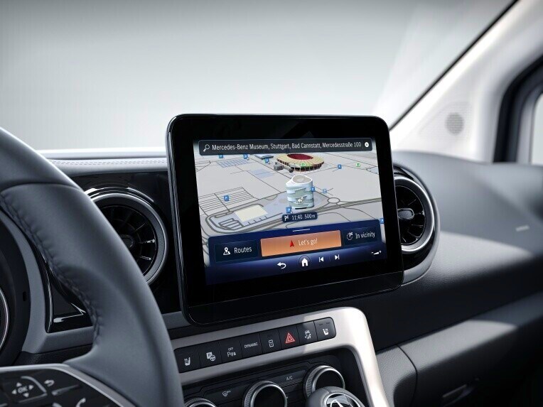 Das MBUX Multimediasystem mit der Navigation im Fahrerraum des EQT.