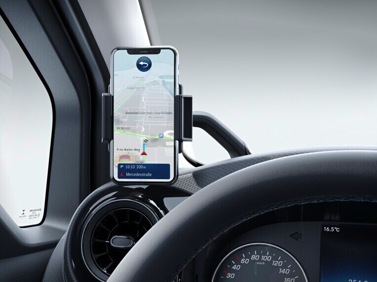Die Smartphone-Halterung im Fahrerraum des EQT.