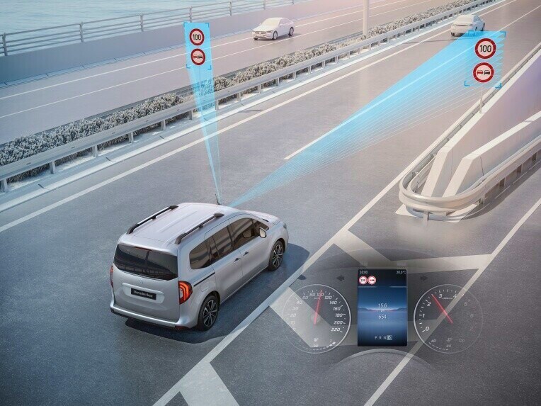 Der Verkehrszeichen-Assistent B des Mercedes-Benz EQT.