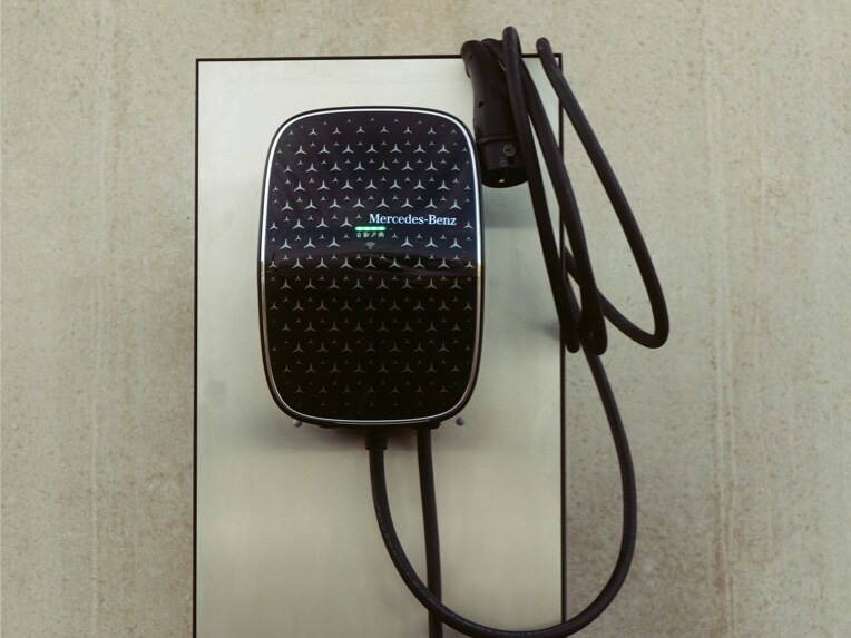 Die Mercedes-Benz Wallbox Home fürs Laden zu Hause.