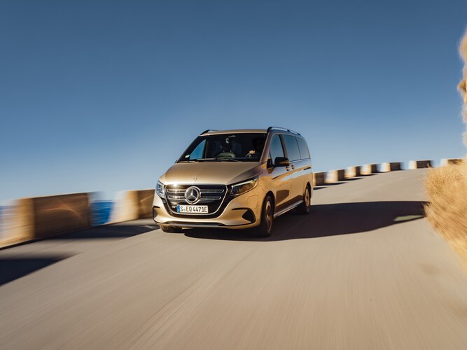 Ein roter EQV in einem grauen Raum 