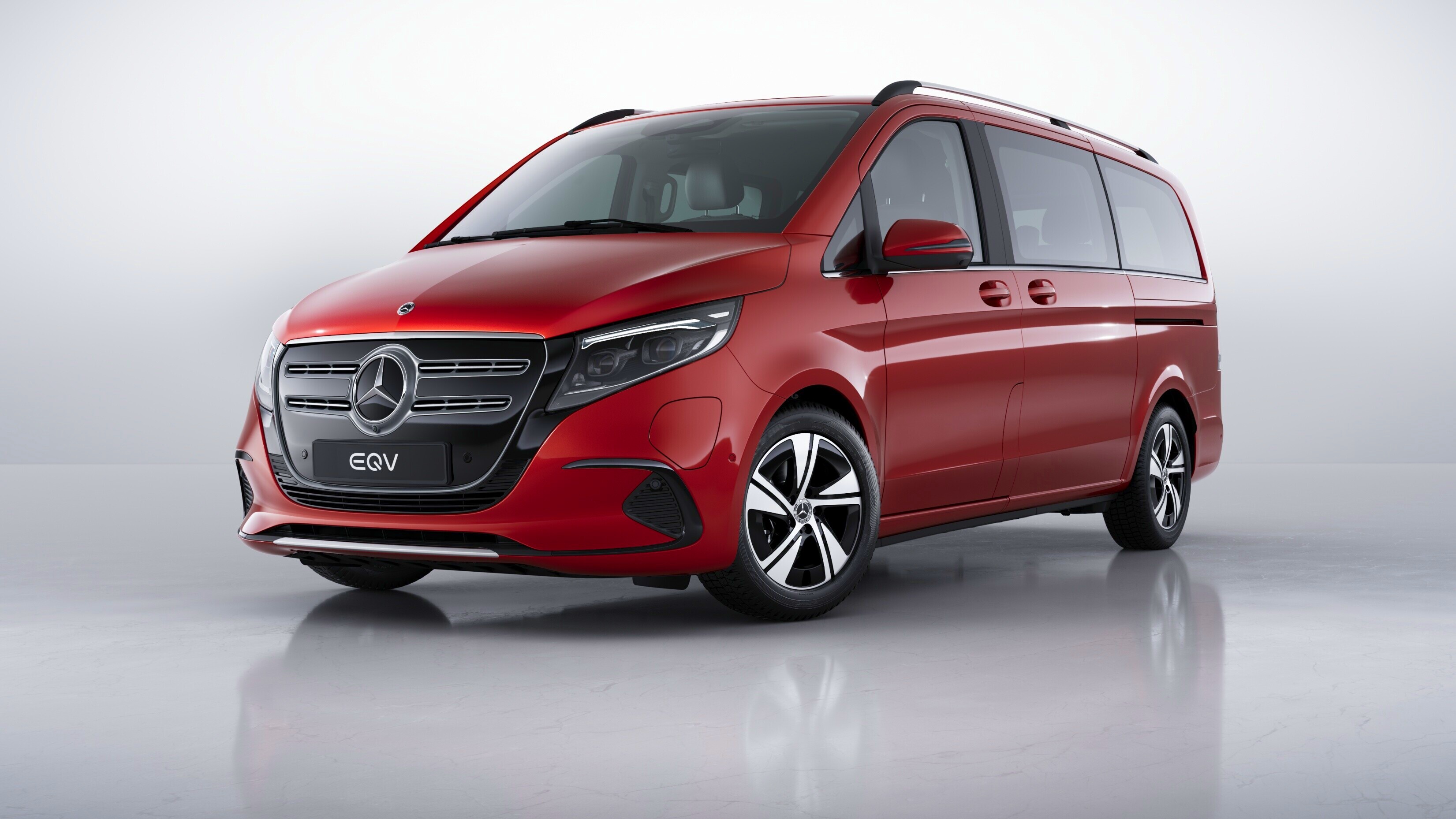 Vollelektrische Junge Sterne | Mercedes-Benz Ein roter EQV in seitlicher Frontansicht.