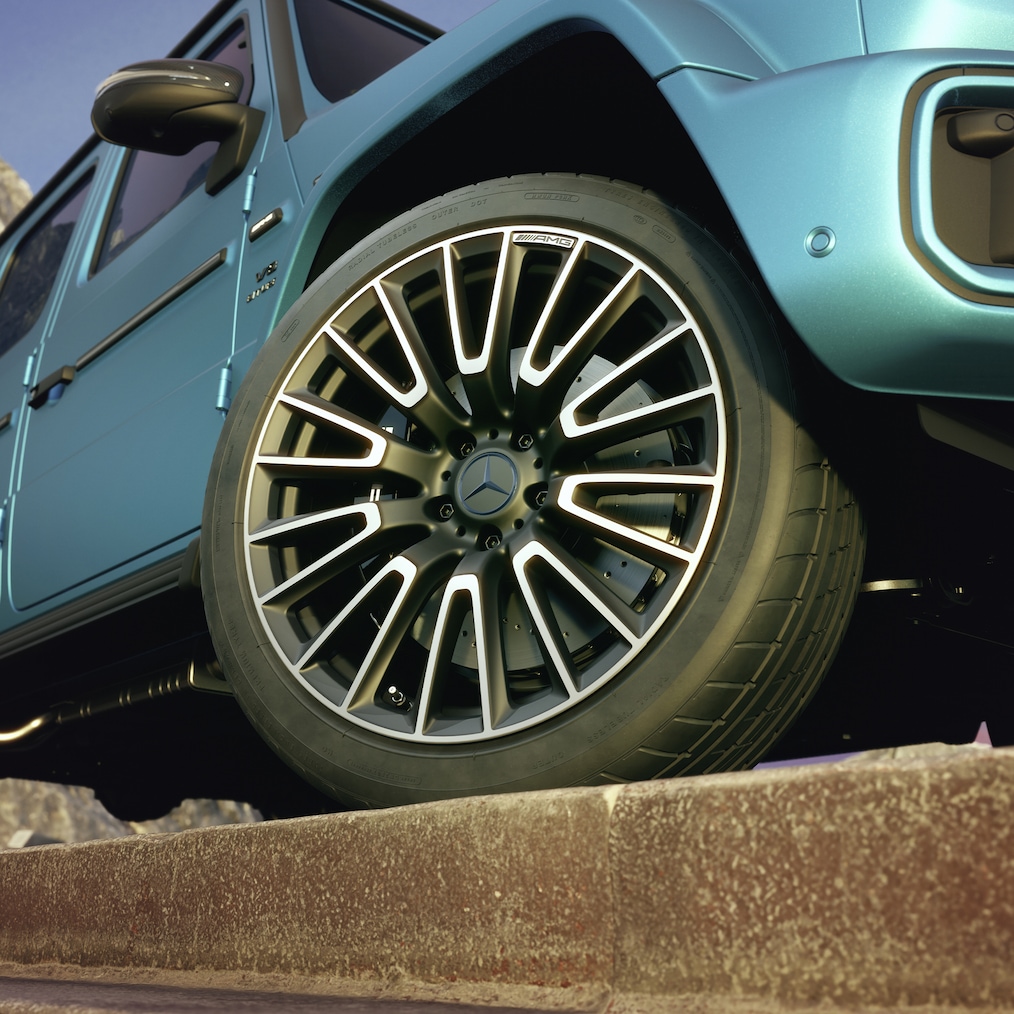 Nahaufnahme eines AMG Schmiederads im Kreuzspeichen-Design an einem Mercedes-AMG G 63 (RG4).