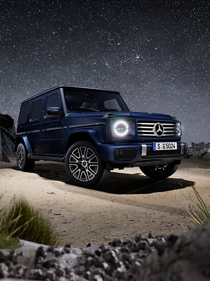 Die G-Klasse von Mercedes-Benz in einer seitlichen Frontansicht im Gebirge.