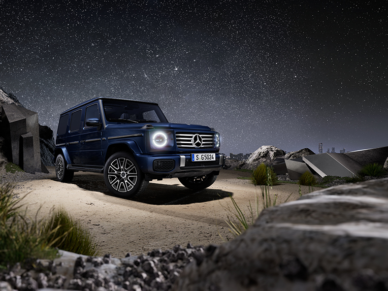 G-Klasse | Mercedes-Benz Die G-Klasse von Mercedes-Benz in einer seitlichen Frontansicht im Gebirge.