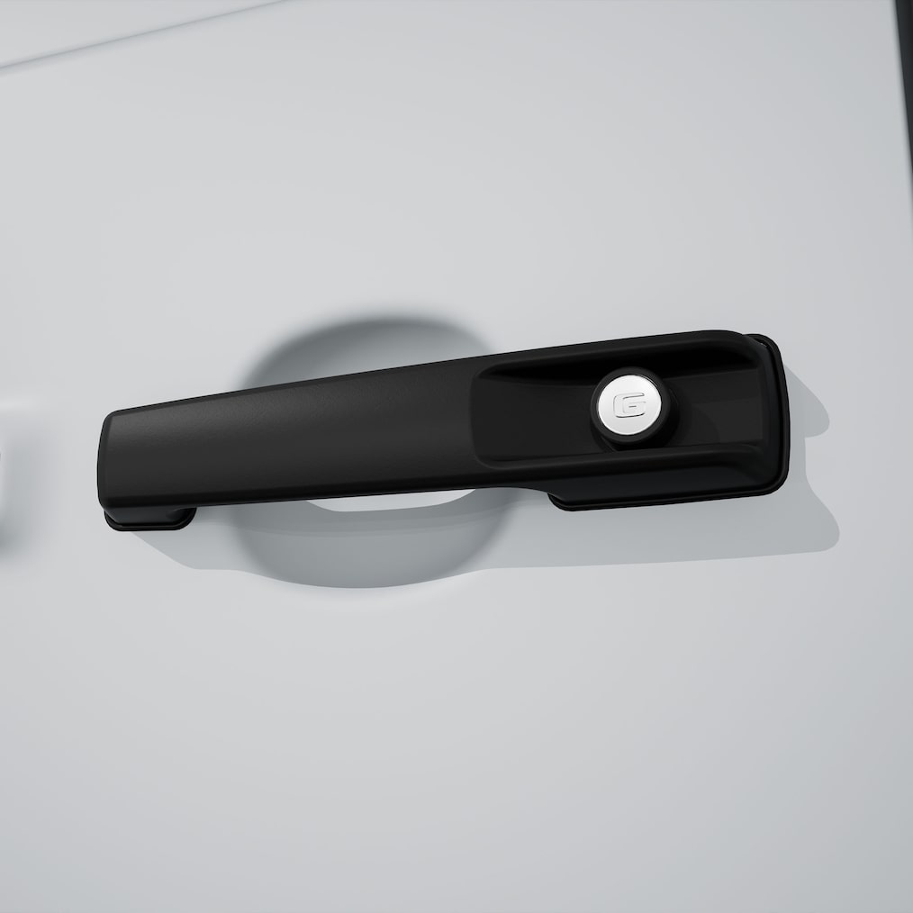 Nahaufnahme eines MANUFAKTUR Türknopfs in Schwarz mit Logo-Prägung.