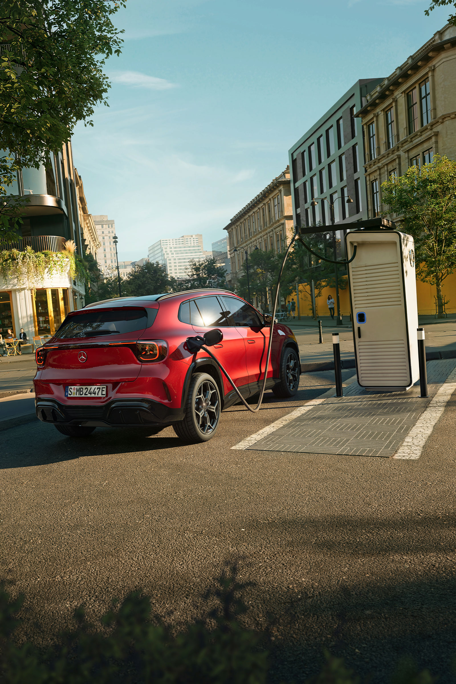 Der neue elektrische GLA | Mercedes-Benz Der elektrische GLA ladend an einer Ladesäule.
