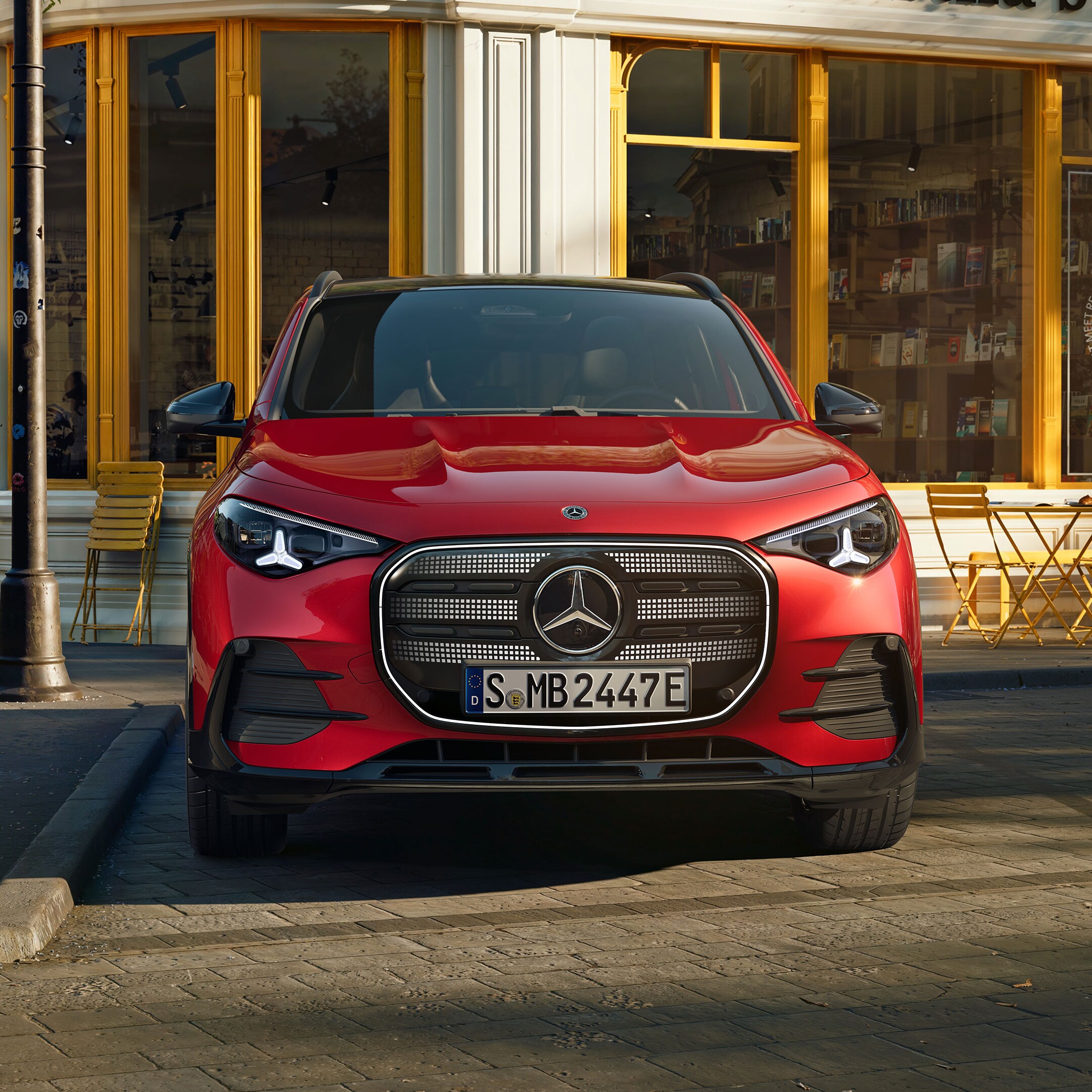 Der neue elektrische GLA stehend vopr einem Wohnhaus.