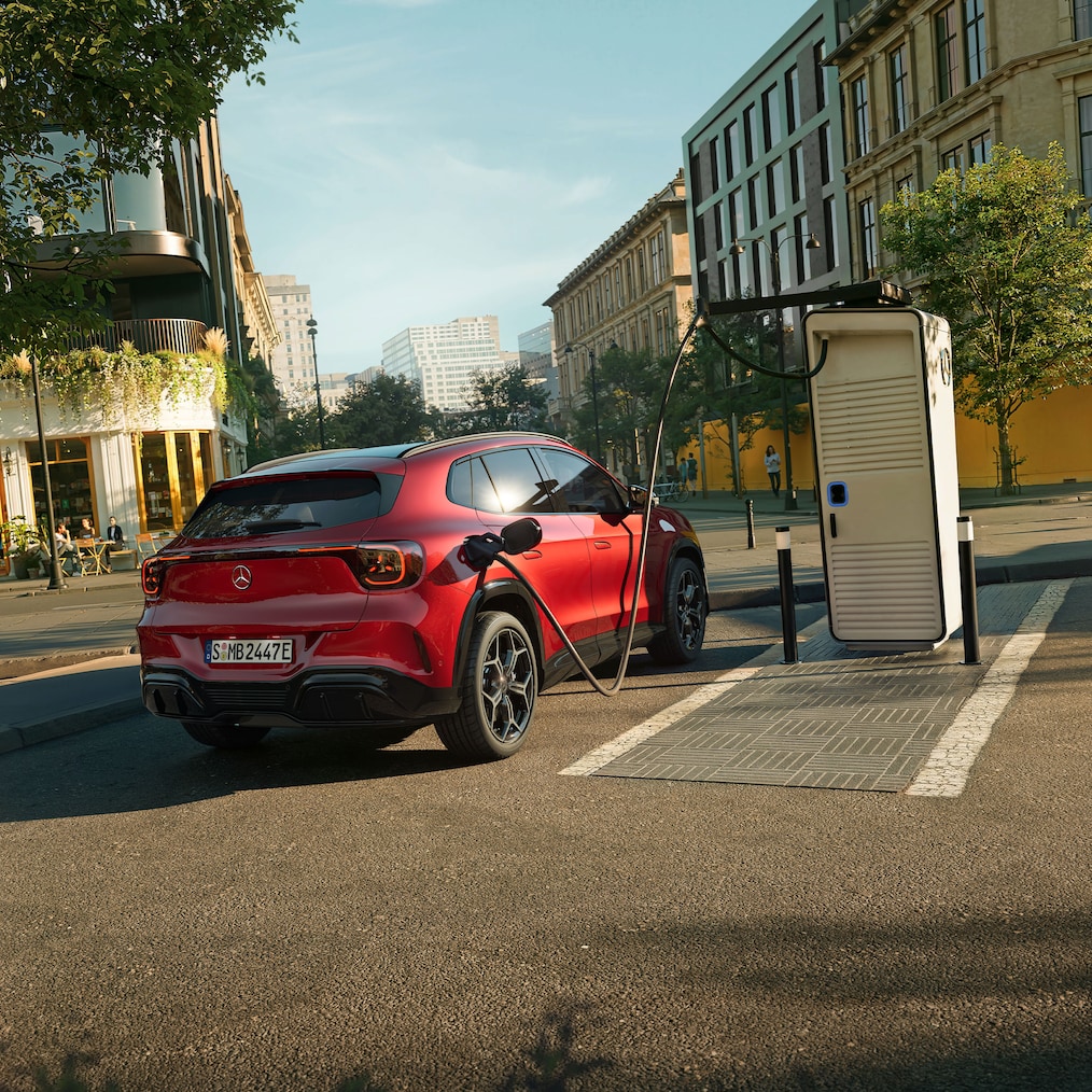 Der neue elektrische Mercedes-Benz GLA, an einer Ladestation geparkt.