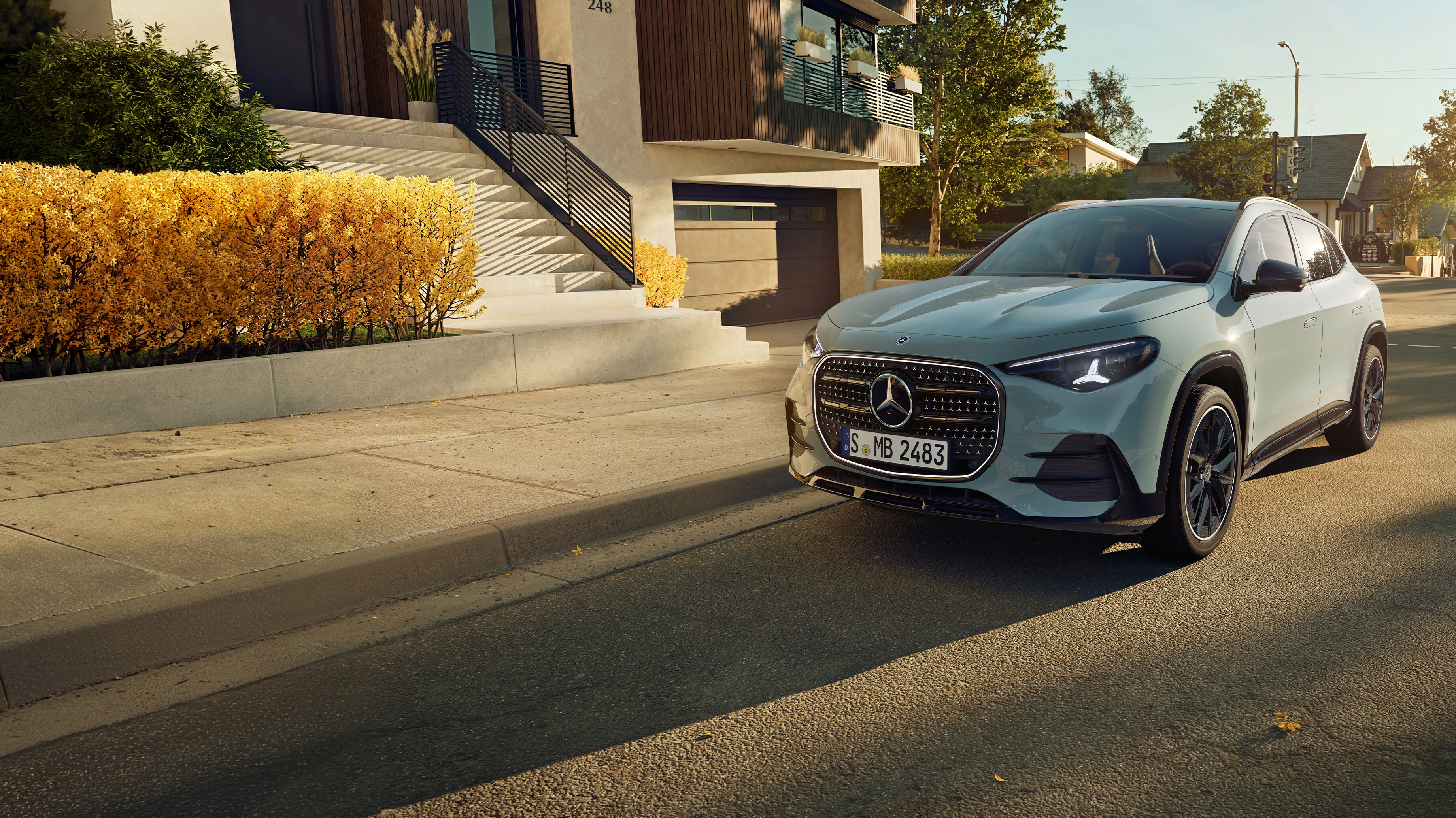 Ein Mercedes-Benz GLA stehend auf einer Straße vor einem Wohnhaus.