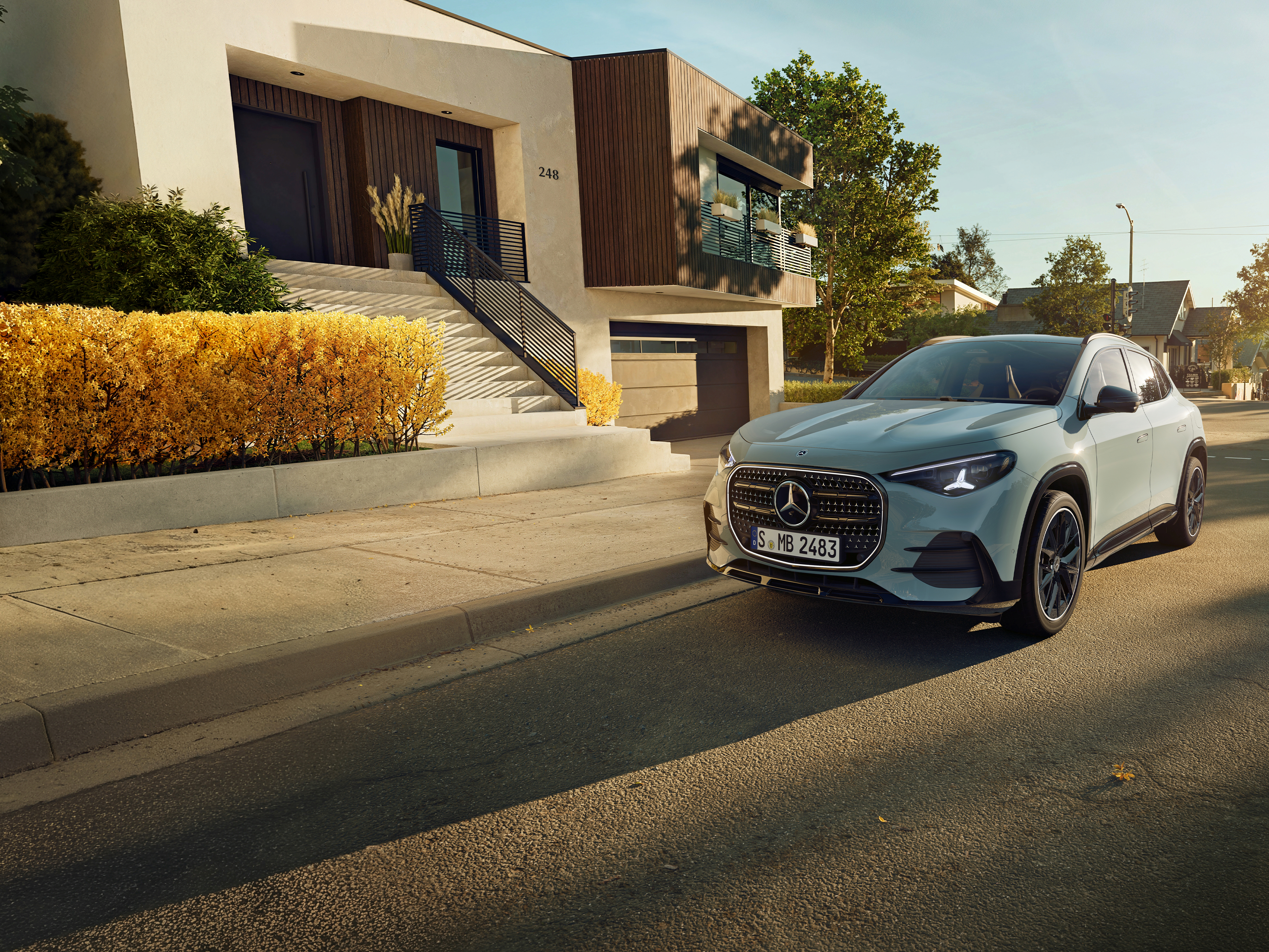 Ein Mercedes-Benz GLA stehend auf einer Straße vor einem Wohnhaus.
