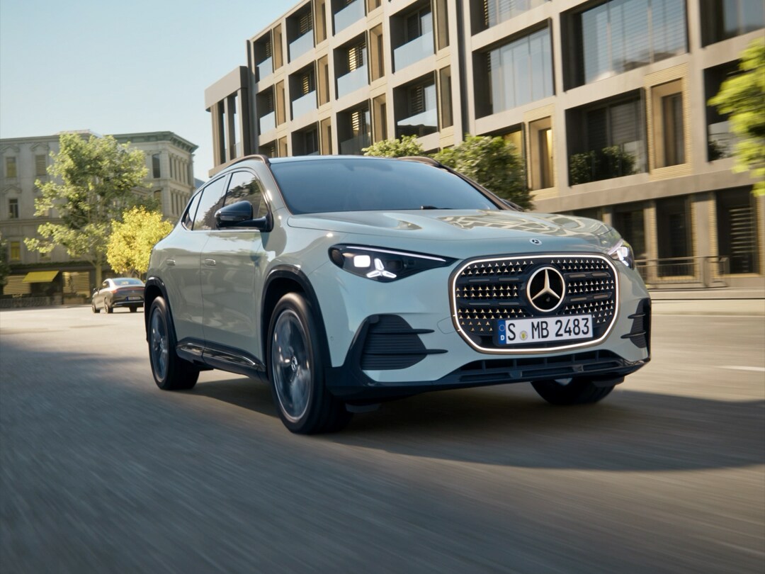 Der neue GLA in seitlicher Frontalansicht fahrend auf einer Straße.