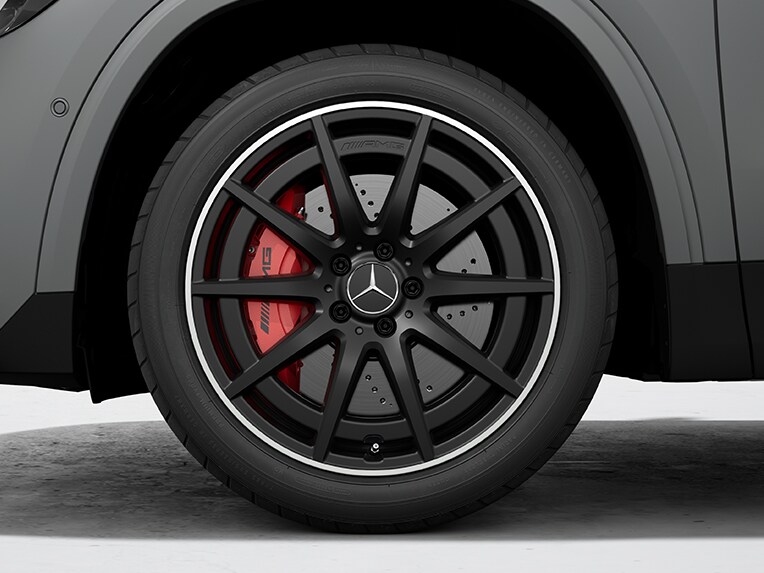 AMG Leichtmetallräder im 10-Speichen-Design für den Mercedes-AMG GLA.